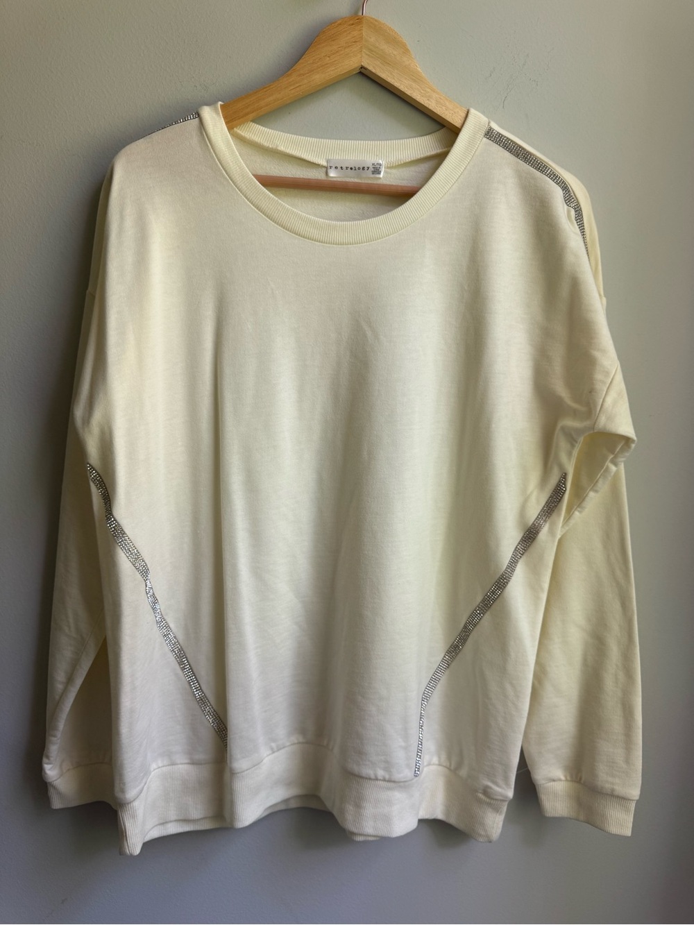 Retrology EUC Ivory Long-Sleeve Cozy Crewneck with Accent Grandmillenial